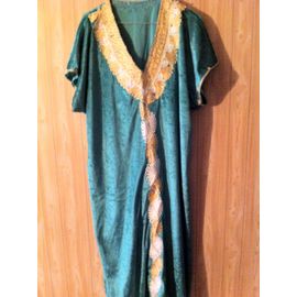 Robe Longue Velours Ras. Couleur Vert Clair. Cousue Main. Largeur Taille : 62 Cm Environ. Longueur Totale : 1,10 M Environ. D'occasion : Bon État.