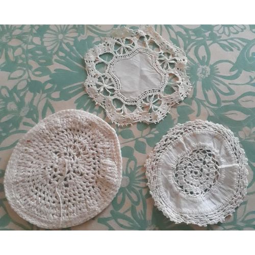 3 Napperons Ronds Et Blancs