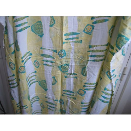 Coupon De Tissu Viscose Comme Neuf Imprimé Vert Jaune Blanc 140 X 170 Cm