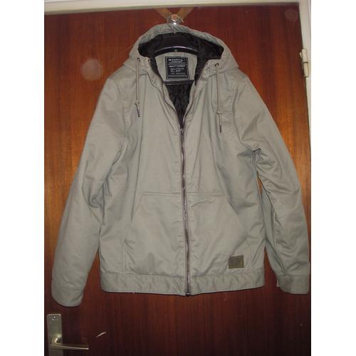 Blouson D'hiver À Capuche Garçon Divided H&m ,Coloris Kaki Clair ,Taille S ( 7 Ans ) , Fermeture Par Zip ,2 Poches En Biais ,Bas De Manches Pressionnées ,Entièrement Doublé Molleton ,Longueur 62 Cm