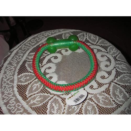 Corde Tressée Dotée D'un Os En Caoutchouc À Mâchouiller Pour Chien De Marque Zooplus ,Coloris Vert Et Rouge ,Diamètre :16 Cm ,Épaisseur Corde 2 Cm ,Longueur De L'os En Caoutchouc 9 Cm ,Largeur 5 Cm .