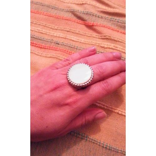 Bague En Métal Argenté Et Nacre Blanche Vintage Années 80.