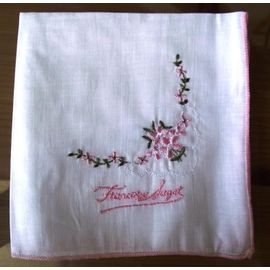 Adorable Mouchoir Signé Et Brodé Françoise Saget, Blanc Avec Broderie De Fleurs Roses,Bordure Rose Également, Dimensions 28x28 Cm.