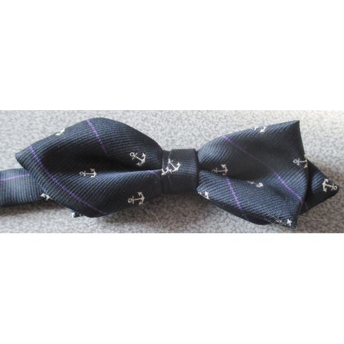 Noeud Papillon Placé Au Bout D'un Ruban Fermant Par Scratch À Placer Autour Du Cou-Couleur Marine Finement Rayé De Violet Et Discrète Petite Ancre De Marine-Réglable Entre 34 Et 38cm-100%Polyester
