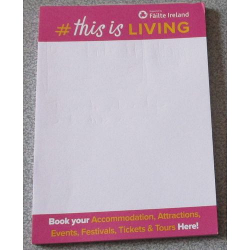 Petit Bloc Notes De 35 Feuillets Blancs Avec Bandeau Rouge This Is Living Soutenu Par Failte Ireland (Bienvenue En Irlande) - 10.5x15cm - Mention Commerciale Au Bas Des Feuillets
