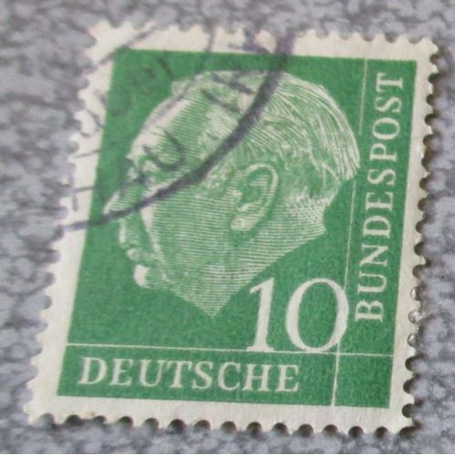 Timbre Allemagne 10pf Pfenning - Prof. Dr. Theodor Heuss (1884-1963), 1er Président Allemagne Fédérale - Émeraude -Série Chef DÉtat - Date De Sortie 01/04/1954 - 21.5x25.5mm-Timbre Ordinaire Oblitéré