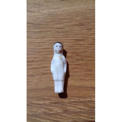 Fève Ancienne Polychrome Garçon En Robe