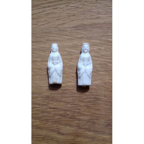 Fève Plastique Femme Noble En Robe