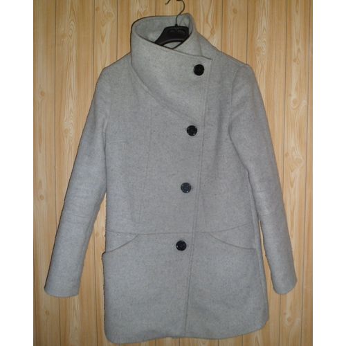 Manteau Gris Clair Bershka. Taille S. Doublé. 69 % Polyester, 29 % Laine, 12% Autres Fibre. Longueur Totale : 78 Cm Environ (Dont 15 Cm Pour Le Col). D'occasion : Bon État (Doublure Sous Les Aisselles
