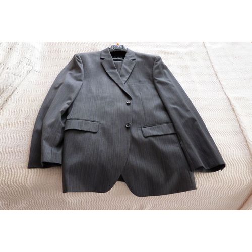 Beau Costume Classe Laine Gris À Rauyres Discrètes Taille 54