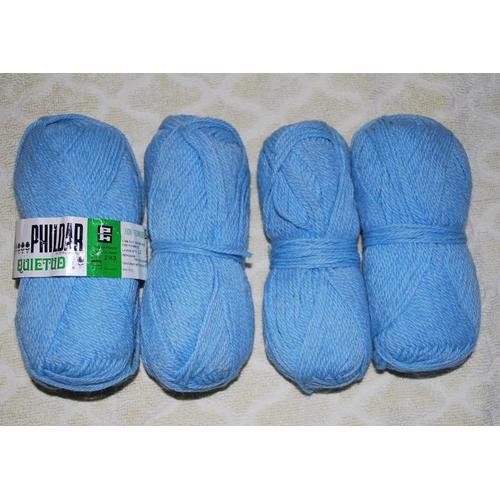 Pelote de laine bleu clair