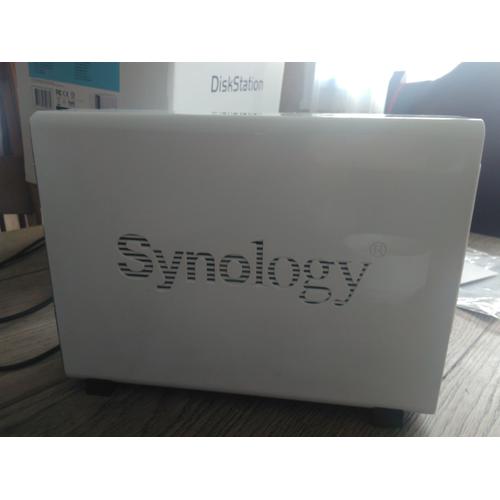 Synology Disk Station DS211J - Serveur NAS - 2 Baies - SATA 3Gb/s - HDD - RAID RAID 0, 1, JBOD - RAM 128 Mo - Gigabit Ethernet - iSCSI support - Conformité TAA