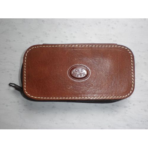Trousse De Manucurie Et Moustache 