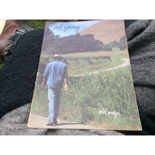 Livre De 10 Partitions Neil Young ( Paroles Musiques Tablatures )