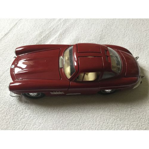 Miniature Mercedes 300slburago 1/24 Rouge-Bburago