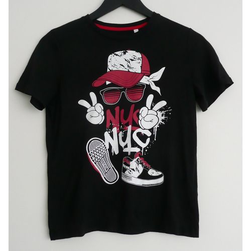 T Shirt Noir Imprimé Rouge Et Blanc. Bonhomme À Lunettes Casquette Bandana Et Baskets. C&a. Coton. 146 / 152 Cm. 11 / 12 Ans
