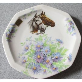 Assiette Porcelaine De Limoges Fond Blanc Avec Décor De Fleurs Bleutées Et Les Têtes De 2 Chevaux Blanc Et Marron - Diamètre 18cm - Forme Octogonale