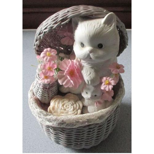 Ensemble vintage décoratif avec 1 chat et 1 chaton en terre cuite blanche posés dans un panier d'osier avec quelques fleurettes en tissu roses et blanches-couvercle attaché au panier-+24x14cm