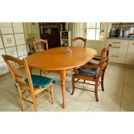 Table Ronde En Pin Massif Avec 4 Chaises Dimension 114cm De Diamètre ; Livrée Avec 2 Rallonges De 45 Cm Soit 2m 04 Sur 1m14 En Bon État