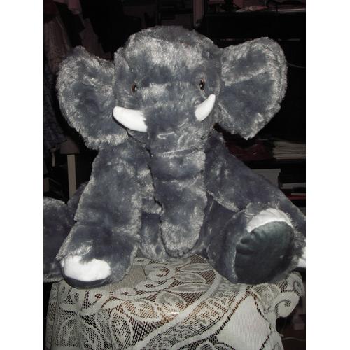 Maxi Peluche Toute Douce ," Barry "L'éléphanteau ,De Marque Blanche Porte ,Coloris Gris Et Blanc ,Yeux Brodés ,Extérieur 100% Polyester ,Dimensions :40 Cm Assis ,Largeur 37,5 Cm