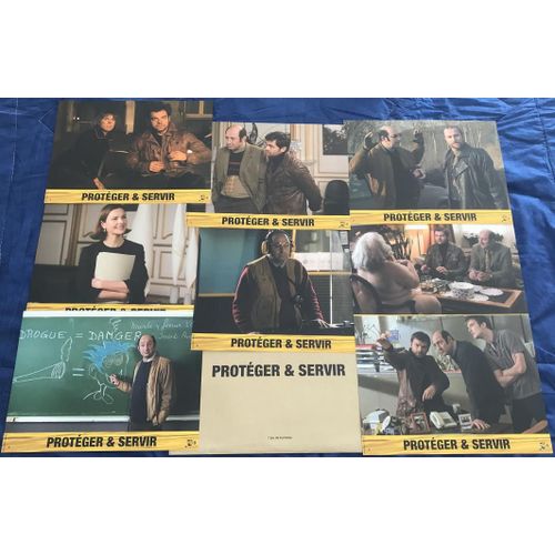 Protéger Et Servir - Jeu De 8 Photos D'exploitation Cinématographique - Format 21x28 Cm - Un Film De Eric Lavaine Avec Kad Merad, Clovis Cornillac, Carole Bouquet, François Damiens - Année 2010