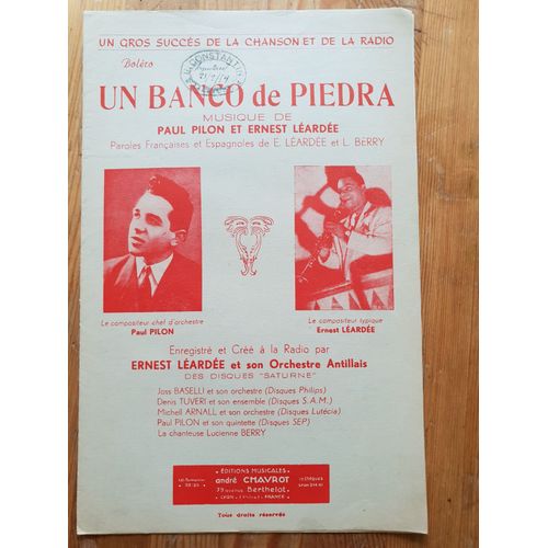 Un Banco De Piedra