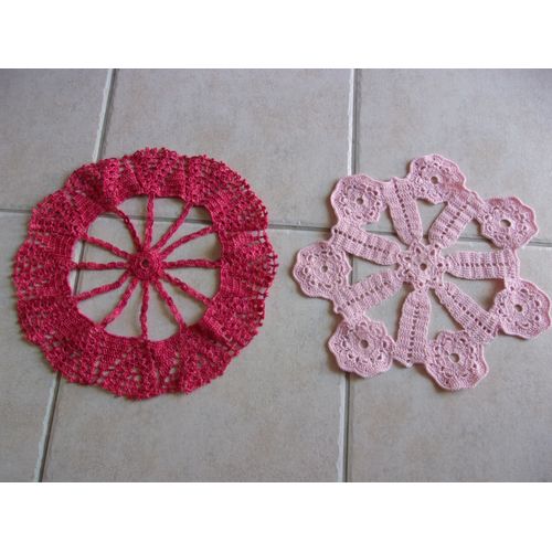 Lot De 2 Napperons En Rouge Rose, Fait Main.