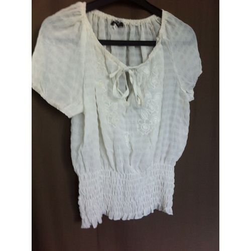Top Blousant Marque Miel, Taille 40. Couleur Crème. En Soie. Encolure Élastique. Manches Courtes. Fermeture À L'avant Par Lien À Nouer. Longueur Totale : 50 Cm Environ.