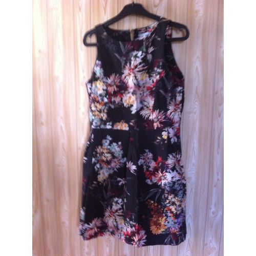 Robe Sans Manches Fleurie Camaïeu. Indiqué Taille 38 Mais Peut Convenir À Une Taille 36. 100 % Coton. Doublée. Fermeture Eclair Sous Le Bras Gauche. Fermeture Au Dos Par Petit Bouton. Longueur Totale