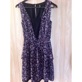 Robe Sans Manches Fleurie Violette H&m Taille 34 Et Pouvant Convenir À Un 36. Bustier Noir Incorporé. Volant À L'avant. Petit Bouton De Fermeture À L'arrière. En Polyester. Doublée. Longueur Totale :