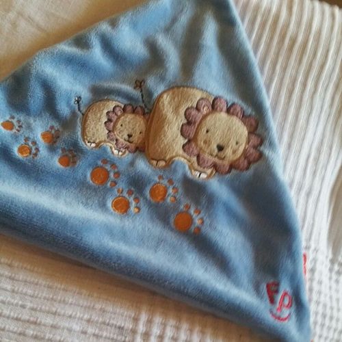 Doudou Triangle Fischer Price Broderie Lion
