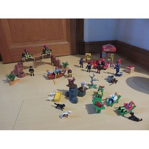 Différentes Scènes De Vie Avec Des Playmobil