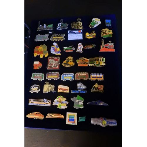Lot De 40 Pins Sur Page De Velours Bleu Neuve / Pin's Sur Theme Des Trains Et Locomotives Anciennes, Tramway Et Metro, Sncf / Lot 380-82