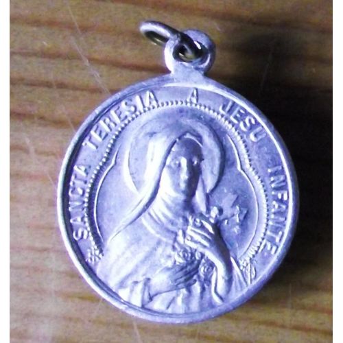 Médaille Ancienne En Aluminium Sancta Téresia À Jesu Infante Rosarum Imbrem Ecoelo Effundam Diamètre 2cm.