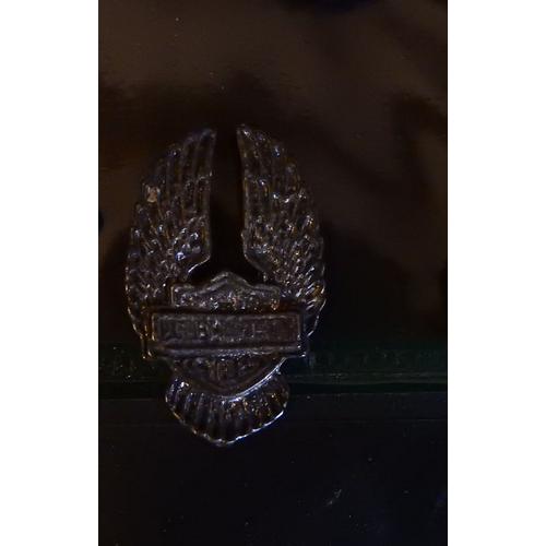 Pins / Pin's Harley Davidson : Aigle Ailes Verticales Et Ecusson Heraldique Au Centre / Lot 410-19