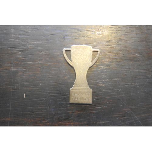 Medaille Ancienne Plate Sous Forme De Coupe : Texte Couronne Royale Et "Gagnant D'argent"