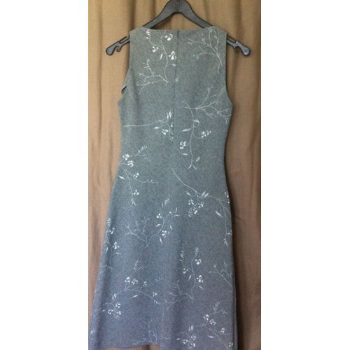 Robe Sans Manches, Grise Avec Fleurs, Marque Camaïeu. T.38. En Polyester. Fermeture Eclair Au Dos. Non Doublée (Tissu Opaque). Longueur Totale : 1,03 M Environ.