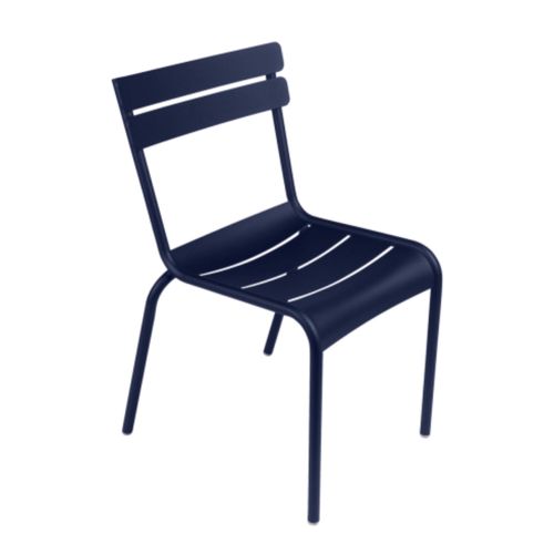 Lot De 5 Chaises Empilables En Acier. Marque Fermob. Coloris : 2 Chaises Piment / 2 Chaises Muscade / 1 Chaise Bleu Abysse 