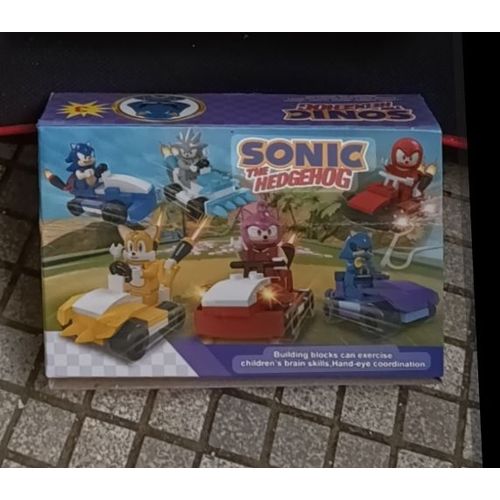 Figurine En Brique Métal Sonic Dans Sa Voiture De Course