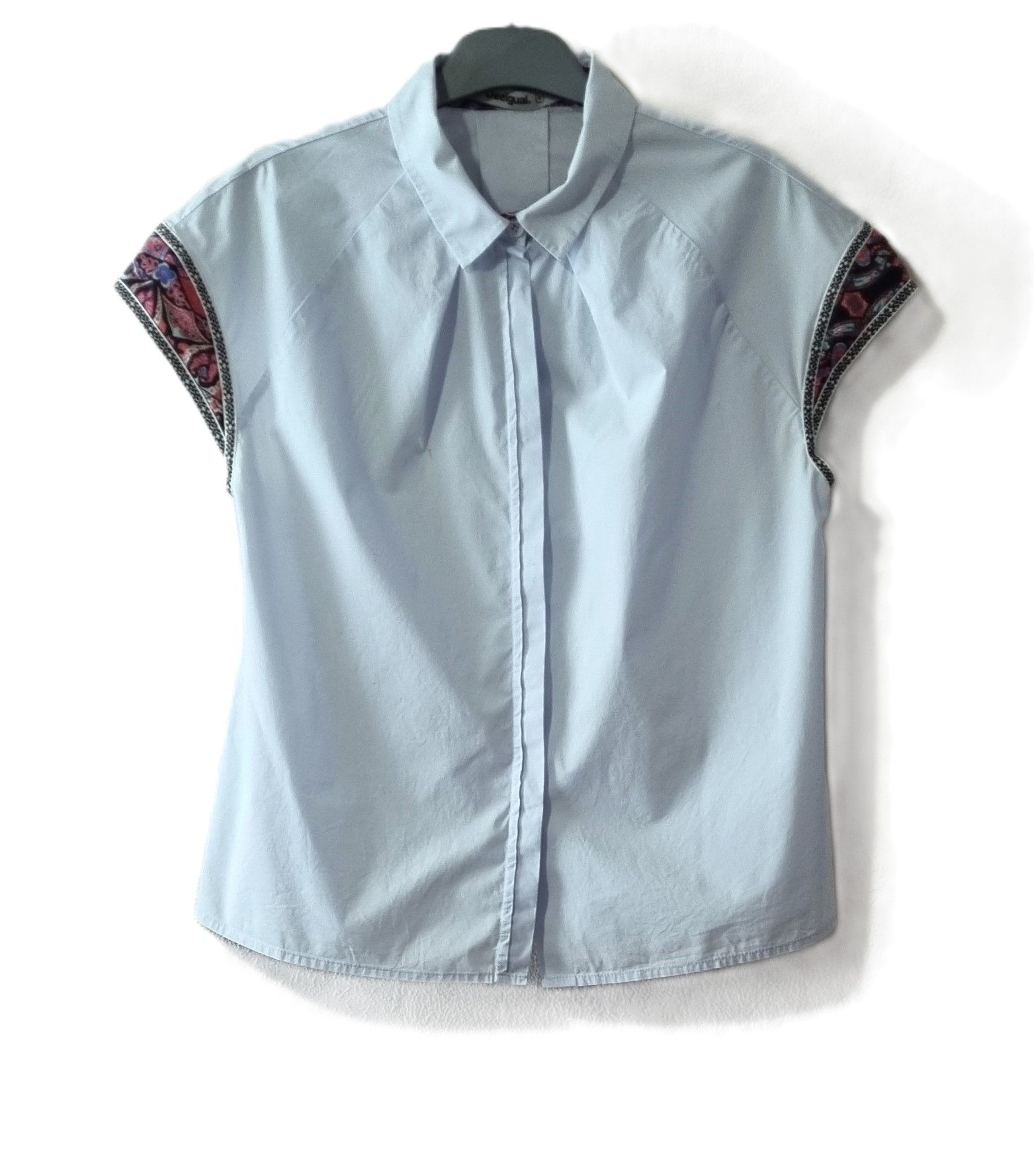 Chemisier Desigual Taille S/M Bleu Clair Avec Motifs