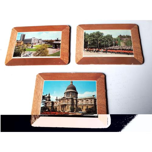 Trois petits sets de tables avec photos vintage de Londres signées Scenic-20x14.5cm-carton rigide aspect bois 2 tons sur le devant aspect liège sur l’arrière - articles anciens décoratifs