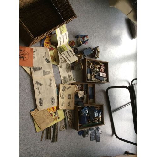 Mécano Ancien , Nombreuses Pièces Et Catalogues-Meccano
