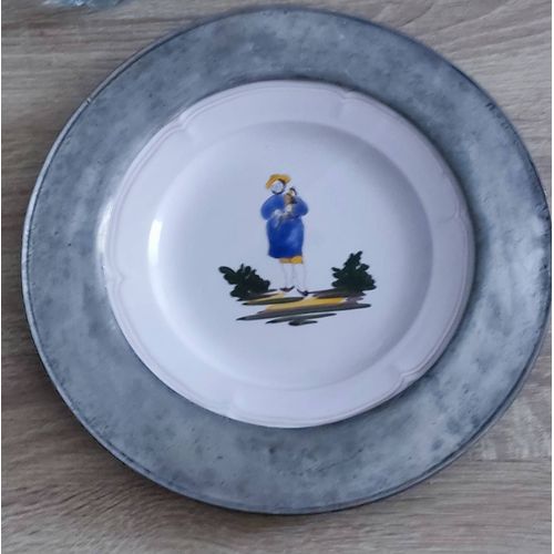 Assiette Étain Sainte Radegonde, Décor Cornemuse.Peint Main