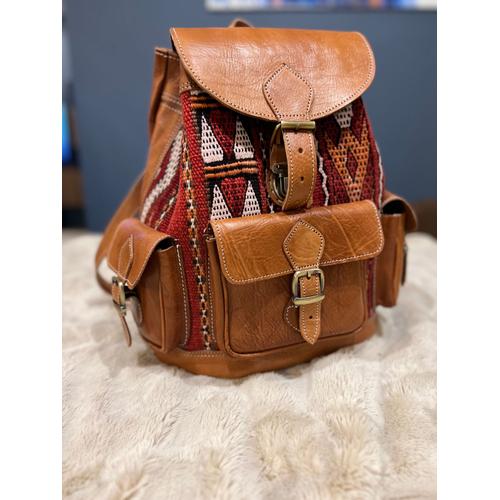 Sac à dos en cuir Kilim neuf, confectionné avec du tissu berbère. Convient aux femmes et aux hommes : 100 % fait main, issue de l'artisanat Marocain.