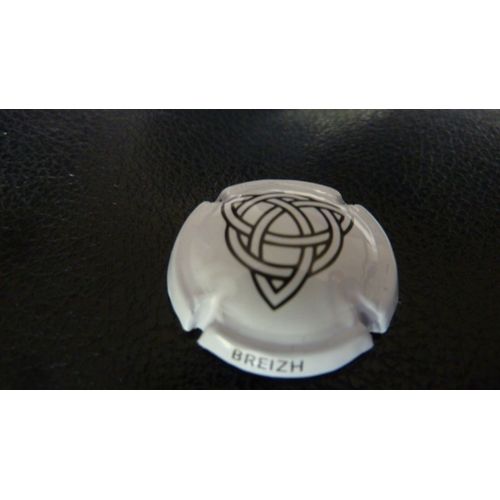 Capsule De Cidre D'une Petite Cidrerie Artisanale Des Côtes D'armor 22 = Un Triskel - Inscription Breizh