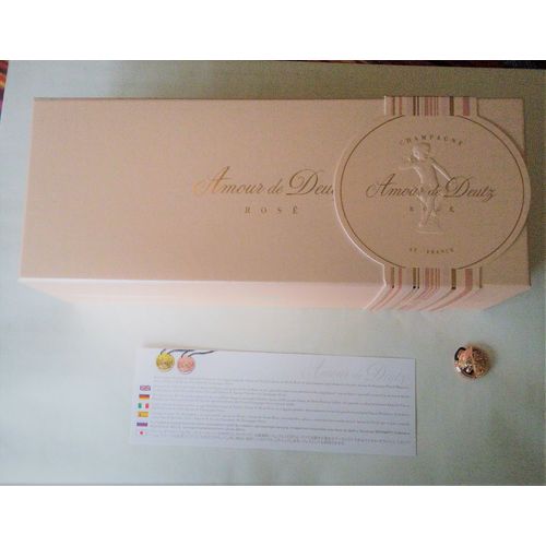 Boîte Vide Du Champagne Rosé Amour De Deutz + Capsule Plaquée Or 24 Carats Strassée Par Morabito + Un Bristol En 6 Langues Insistant Sur Les Qualités De Ce Champagne Placé Dand Le Coffret