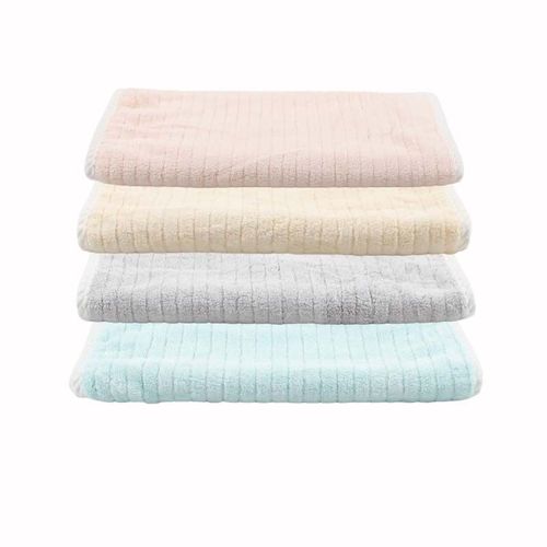 Quatre Serviettes En Microfibre Pour Le Séchage Des Cheveux À La Maison