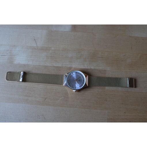Montre métal dorée design élégan