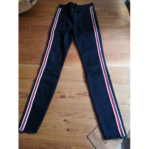 Jean Stretch Noir Zara Longueur 100 Cm, 2 Poches Arrière, Bande Decorative Sur Le Côté Blanche Noir Et Rouge, Effiloché Sur Le Bas