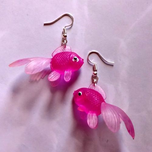 Boucles D'oreilles Poisson Rouge En Plastique Multicolore, Boucles D'oreilles Funky, Boucles D'oreilles Laura Ky, Boucles D'oreilles Fidget